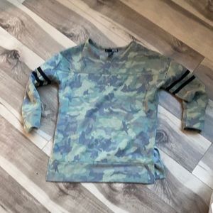 Camo cropped sleeve. Small